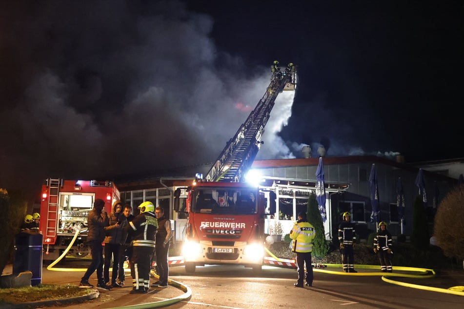 Von der Drehleiter aus pumpte die Feuerwehr Löschschaum in die brennende Werkstatthalle des Autohauses in Mittelbach.