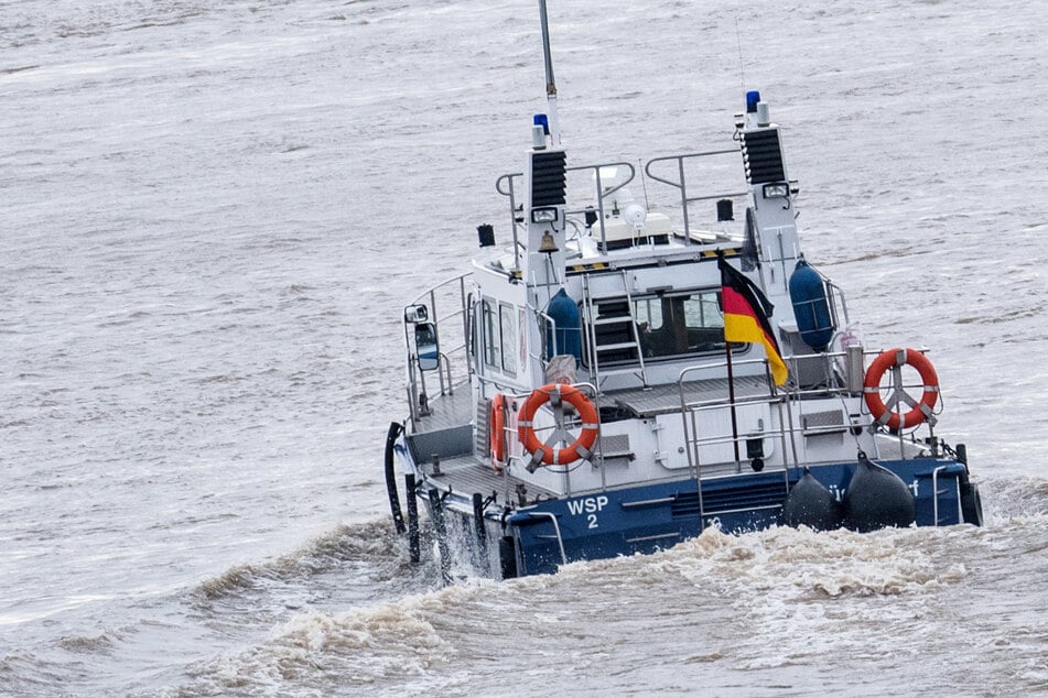 Rettungskräfte holten einen 55-Jährigen aus dem Wasser, konnten sein Leben aber nicht mehr retten.