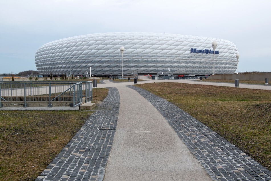 Dunkle Wolken ziehen über die Allianz Arena, dem Heimstadion des Fußball-Bundesligisten FC Bayern München.