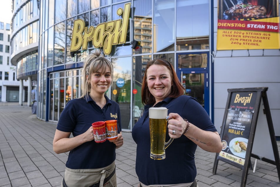 Sarah Welz (39, l.) und Peggy Lemke (39) vom "Brazil" halten schon Glühwein und Bier für die Außengäste bereit.