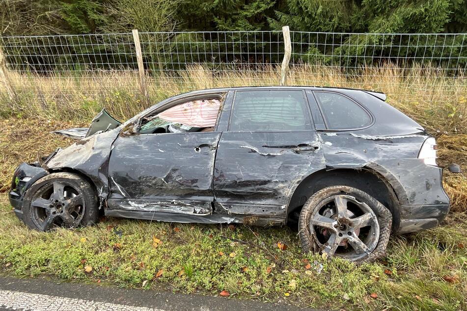 Bei einem verheerenden Unfall auf der B399 wurden drei Personen verletzt und mussten ins Krankenhaus gebracht werden.