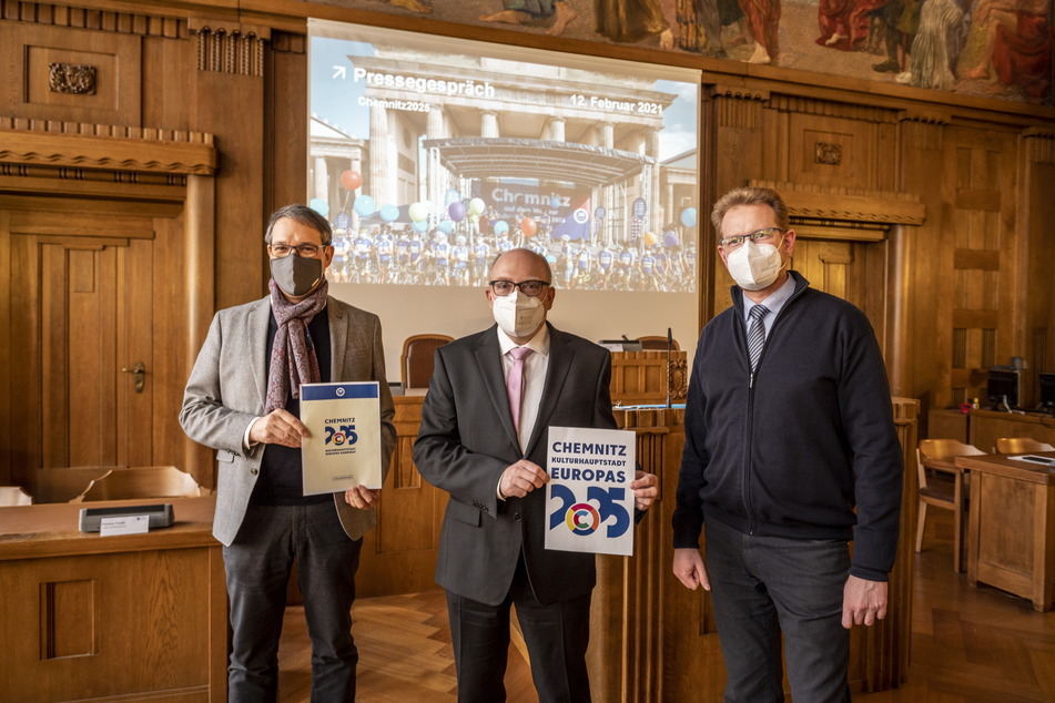 Theater-Chef Christoph Dittrich (54, v. l.), Oberbürgermeister Sven Schulze (49, SPD) und Kulturbetriebs-Leiter Ferenc Csák (46).