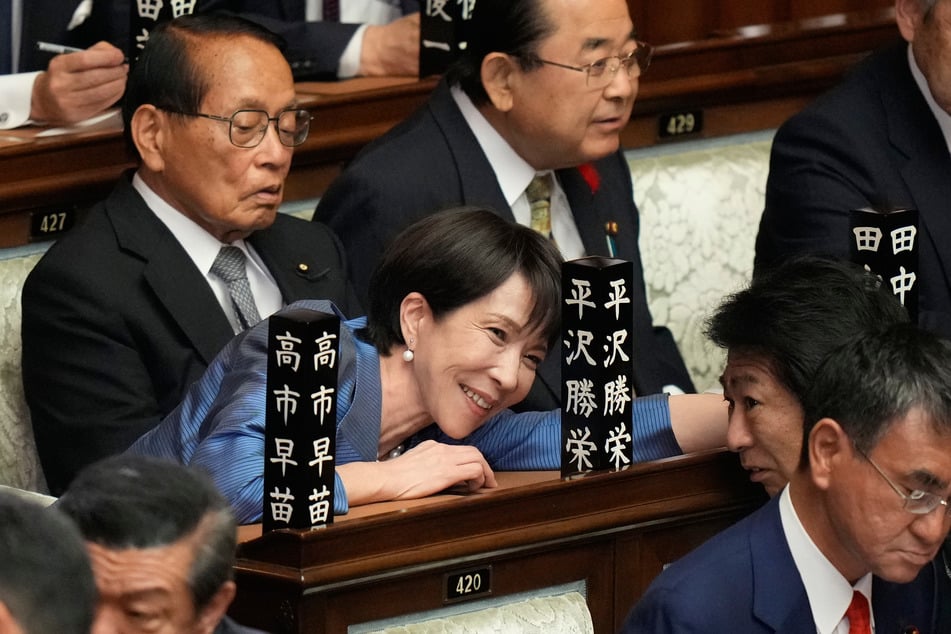 Sichtlich erleichtert und stolz darauf, die erste Regierungschefin in der Geschichte Japans zu sein - Sanae Takaichi (64).