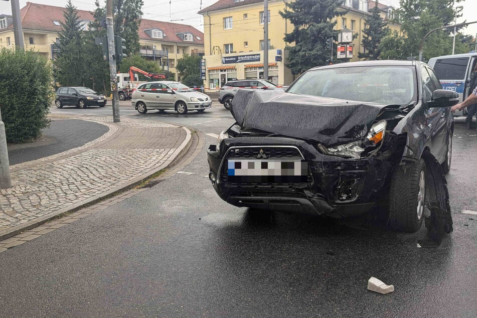 Verkehrsunfall in Blasewitz: der beteiligte Mitsubishi hat ordentlich Schaden genommen..