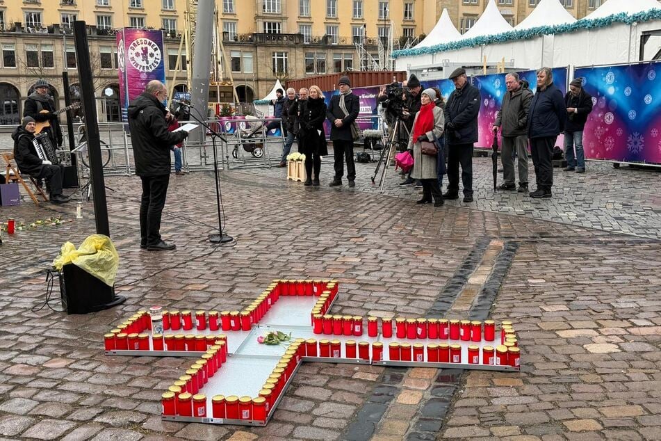 Pfarrer Albrecht Nollau erinnerte an das Grauen, das sich 1945 auf dem Altmarkt ereignete.