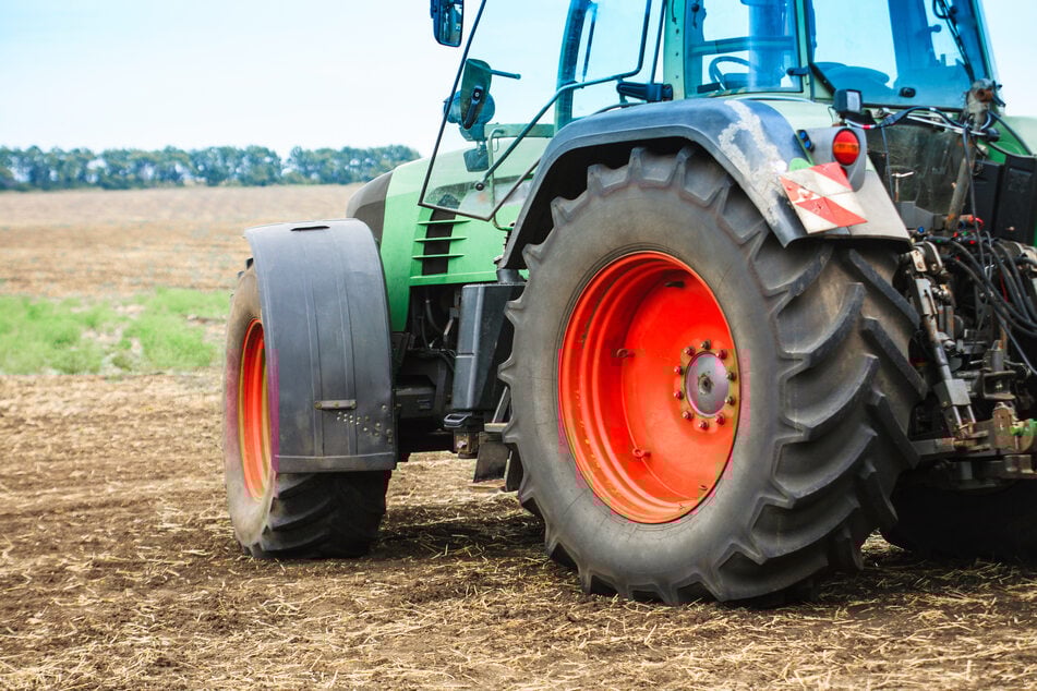 Der Traktor brach dem Senior mehrfach die Beine. (Symbolbild)
