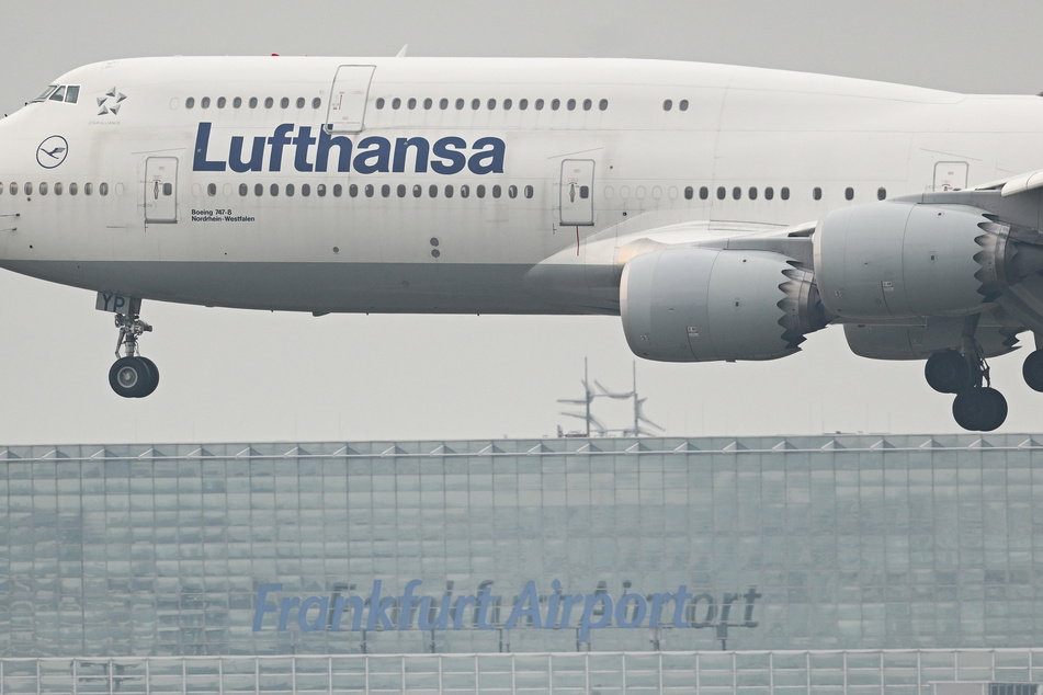 Eine Boeing 747-8 der Lufthansa musste infolge eines Notfalls zum Frankfurter Flughafen zurückkehren. (Symbolfoto)
