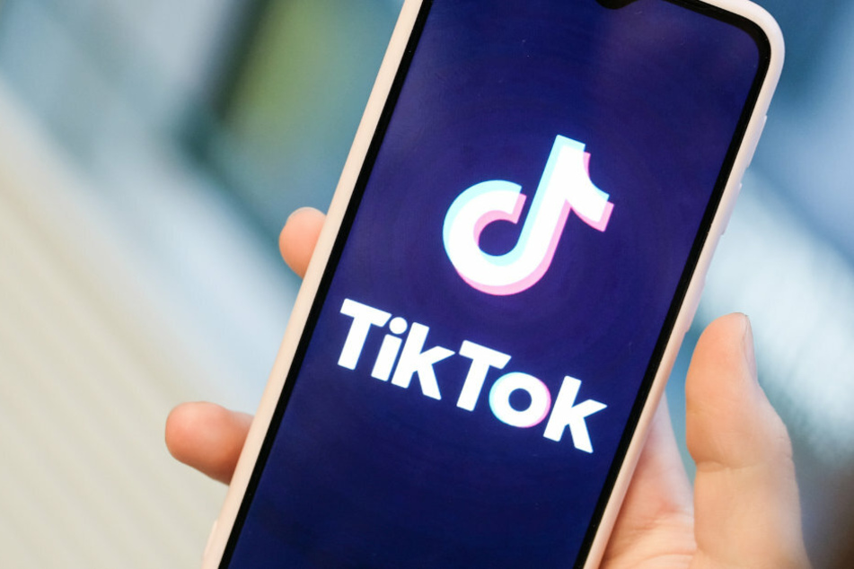Mit TikTok können Nutzerinnen und Nutzer kurze Handyvideos zu Musik oder zu anderen Videos erstellen. Andere können dazu kommentieren, Herzen verteilen oder anderweitig reagieren. Auch private Nachrichten sind möglich.