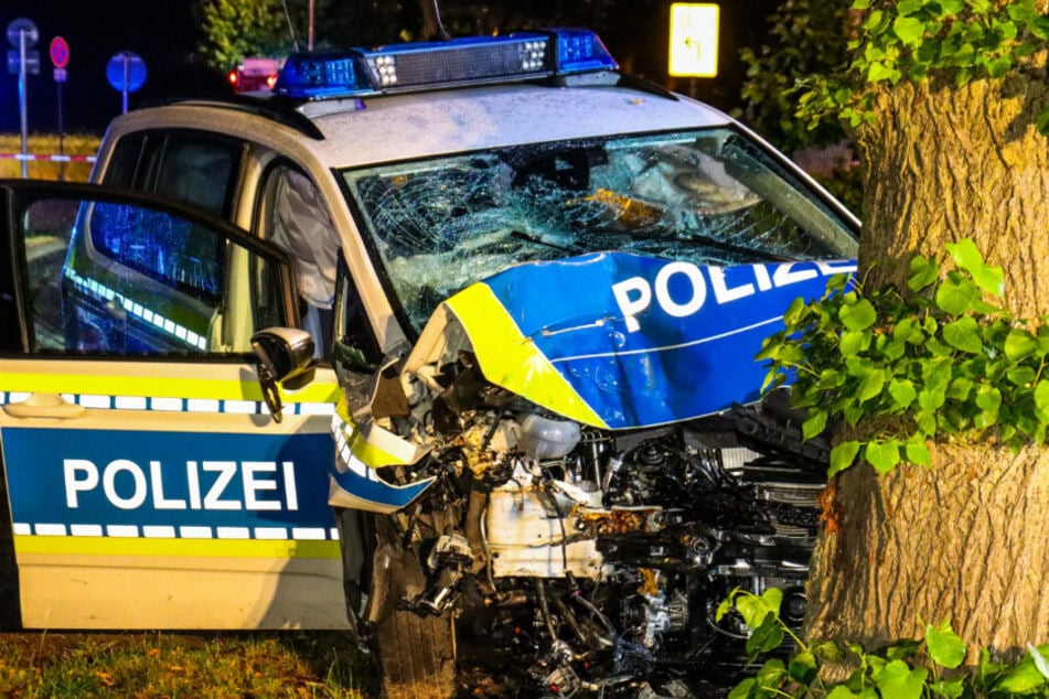 Zwei Polizisten wurden bei dem Unfall schwer verletzt.