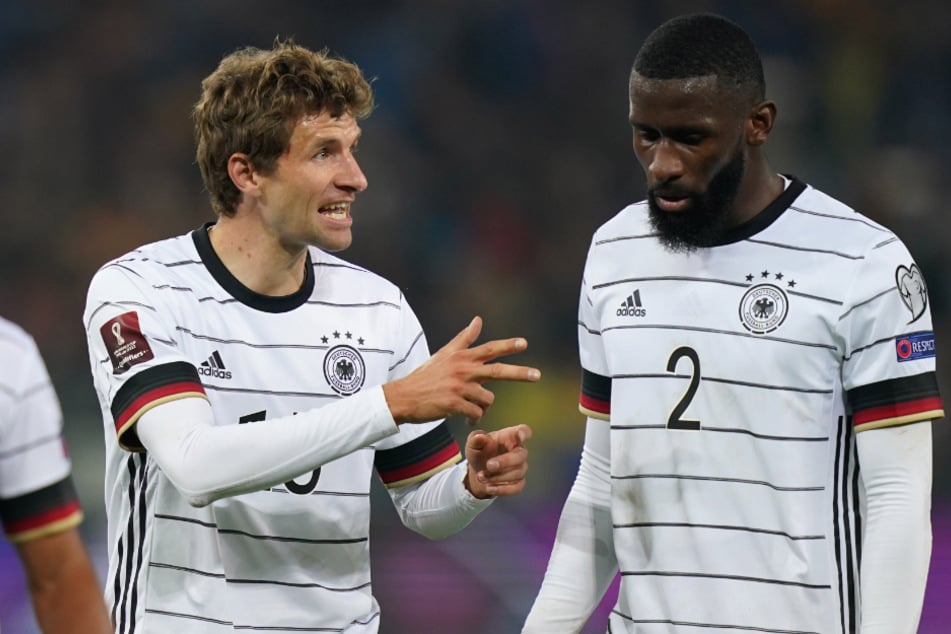 Noch acht Tage bis zum WM-Auftakt gegen Japan: Werden Thomas Müller (33, l.) und Antonio Rüdiger (29) rechtzeitig fit?