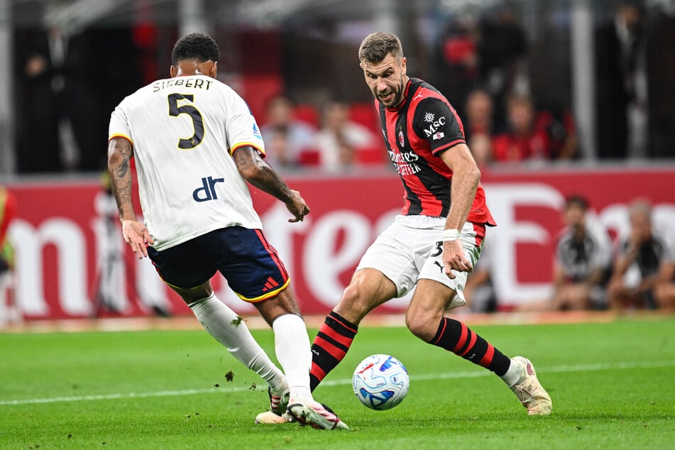 Strahinja Pavlovic (25, r.) ist Serbiens Abwehrboss.