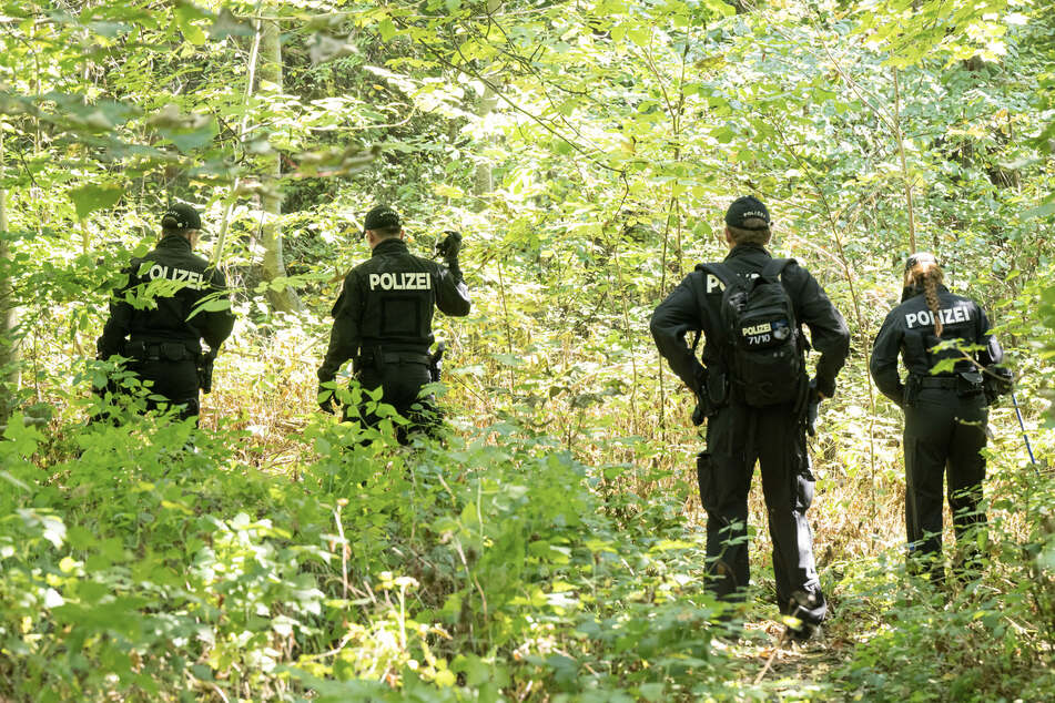 Polizisten bei der Spurensuche in einem Waldstück bei Ingolstadt.