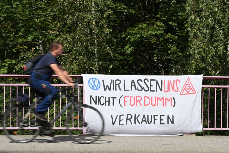 VW-Werker hatten am Südring und in der Scheffelstraße Banner für ihren Vorstand aufgehängt.