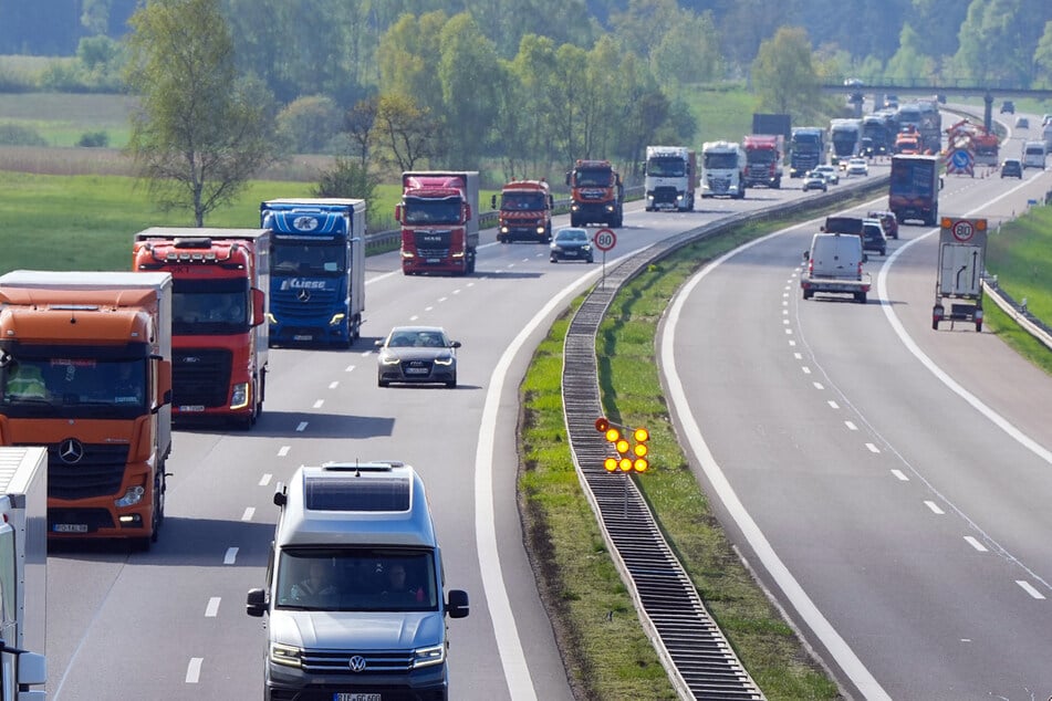 An einzelnen Tagen steht auf dem rund acht Kilometer langen Bauabschnitt nur eine Fahrspur zur Verfügung. (Symbolbild)