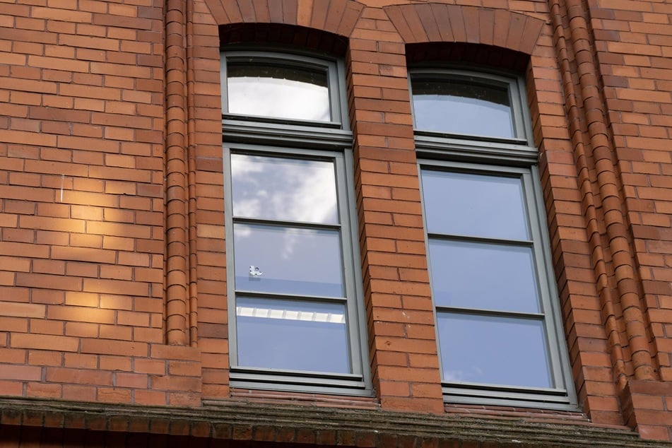 Die Einschusslöcher sind an den Fensterscheiben klar erkennbar.