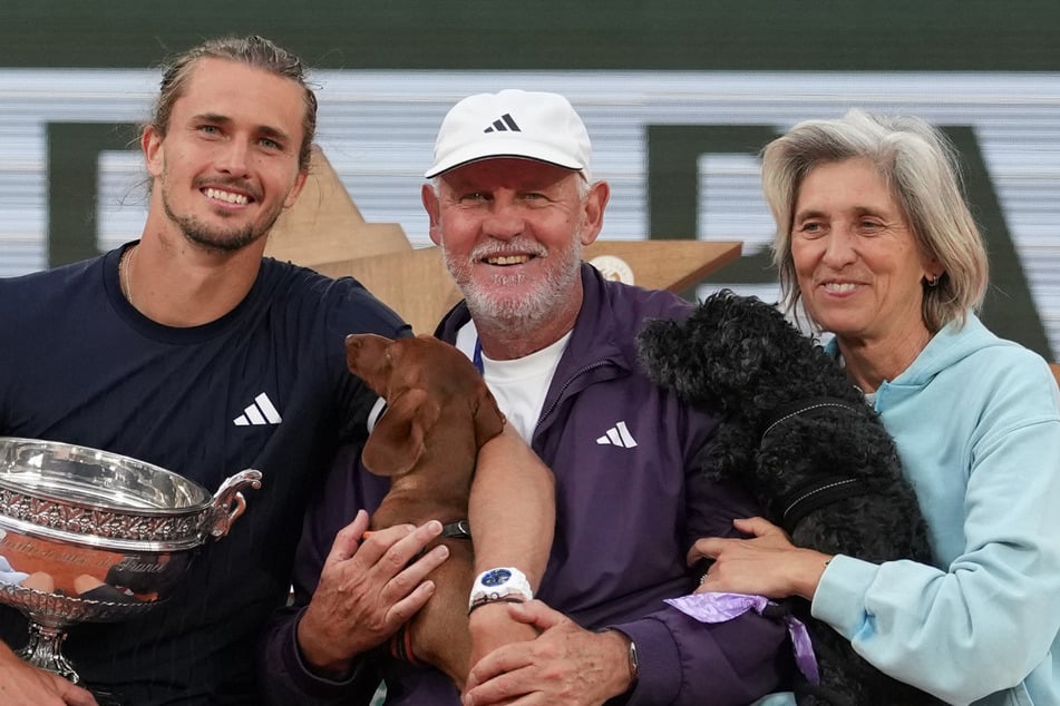 Alexander Zverev mit Papa Alexander sen. (66) und Mama Irina (59) nach dem Sieg bei den French Open Anfang Juni.