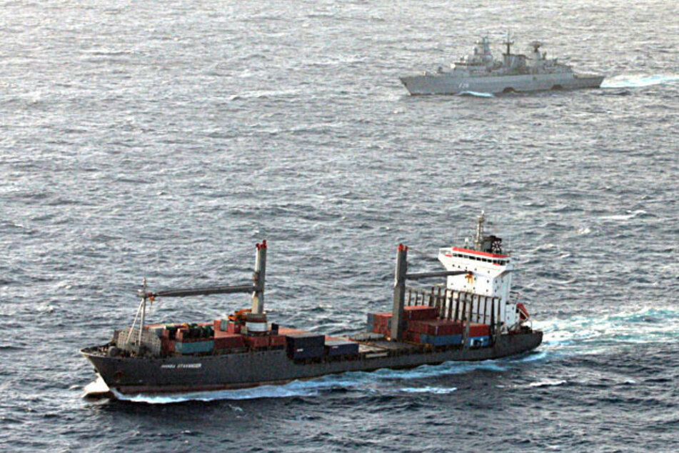 Begleitet von der Fregatte "Brandenburg" der Deutschen Marine (im Hintergrund) ist das Handelsschiff "Hansa Stavanger" unterwegs zum kenianischen Hafen Mombasa. Das Containerschiff wurde am 4. April 2009 von somalischen Piraten gekapert. Nach vier Monaten kam das Schiff wieder frei.
