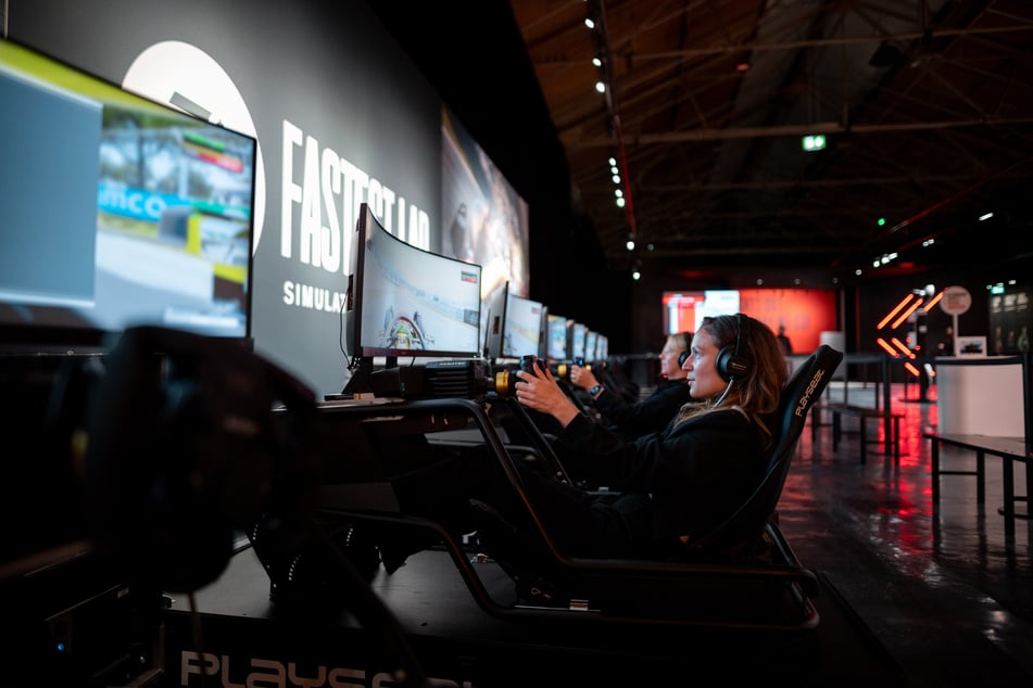 Neben einem Rennsimulator erwarten die Besucher noch weitere interaktive Erlebnisse.