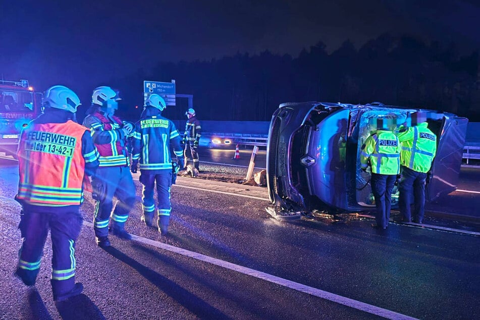 Unfall A: Transporter kippt auf A10 um: Renault-Fahrer verletzt
