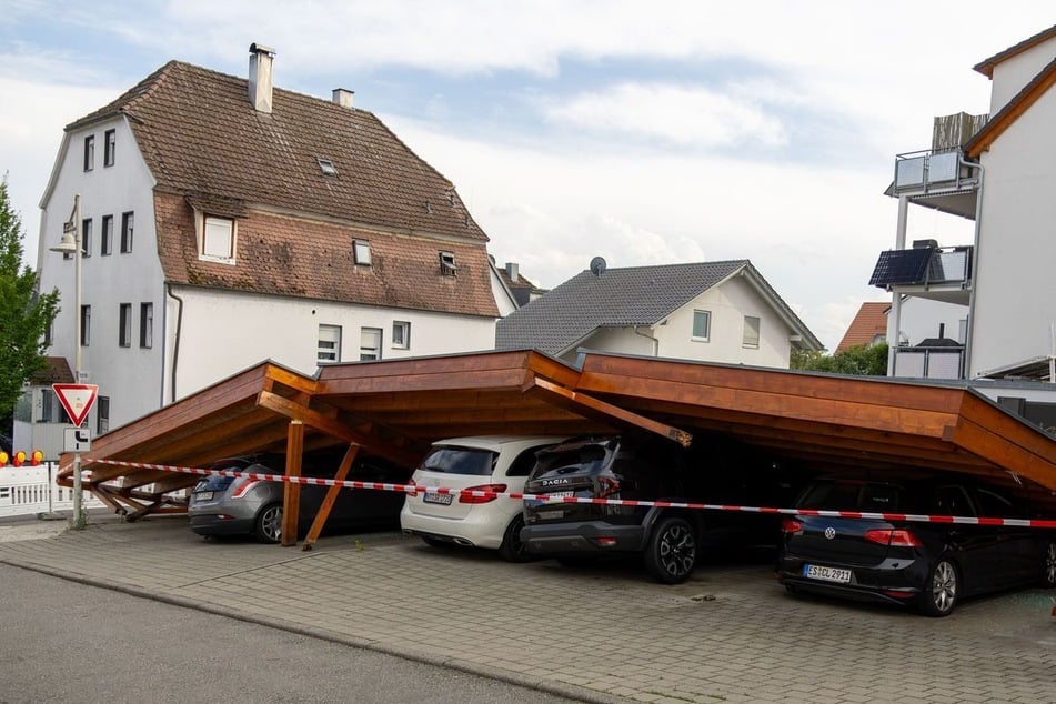 Im Kreis Esslingen ist ein Carport infolge des Unwetters eingestürzt.