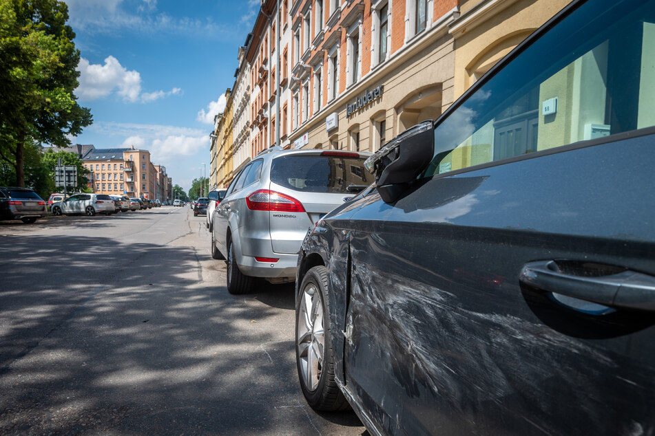 Am Sonntagabend lieferte sich ein Audi eine wilde Verfolgungsjagd mit der Polizei in Chemnitz. Dabei beschädigte der Audi mehrere geparkte Autos in der Bergstraße.