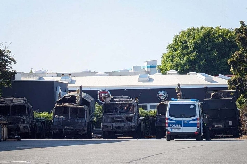 Drei Lastwagen wurden völlig, drei weitere schwer beschädigt. (Archivfoto)