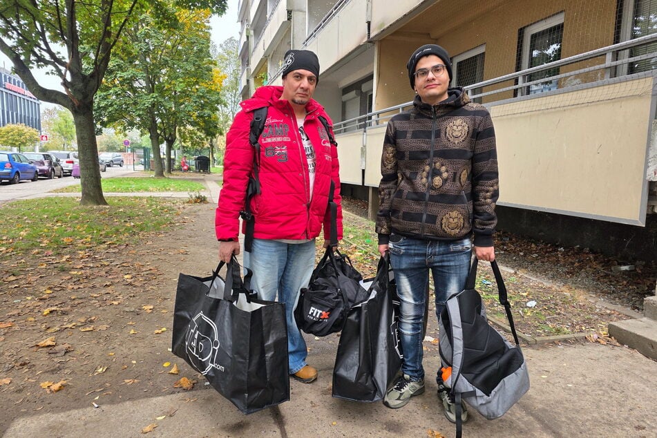 Zahir Zahedi (42, l.) und Mahdi Jam (25) haben das Nötigste für die nächsten Tage zusammengepackt.