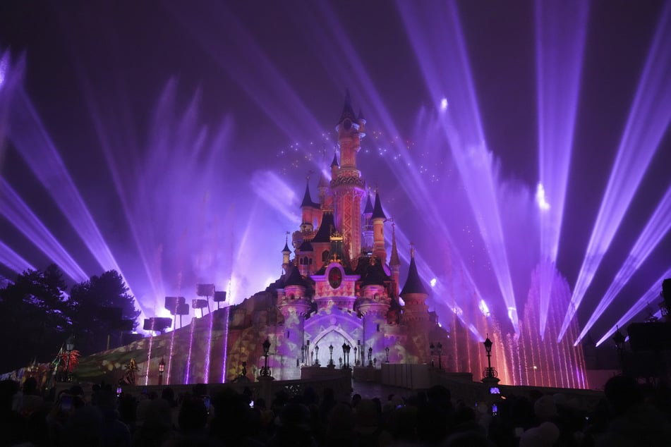 Die Kinder nutzten die Ablenkung durch die abendliche Show vor dem markanten Schloss im Disneyland, um die Taschen und Geldbeutel der Besucher zu leeren. (Archivbild)