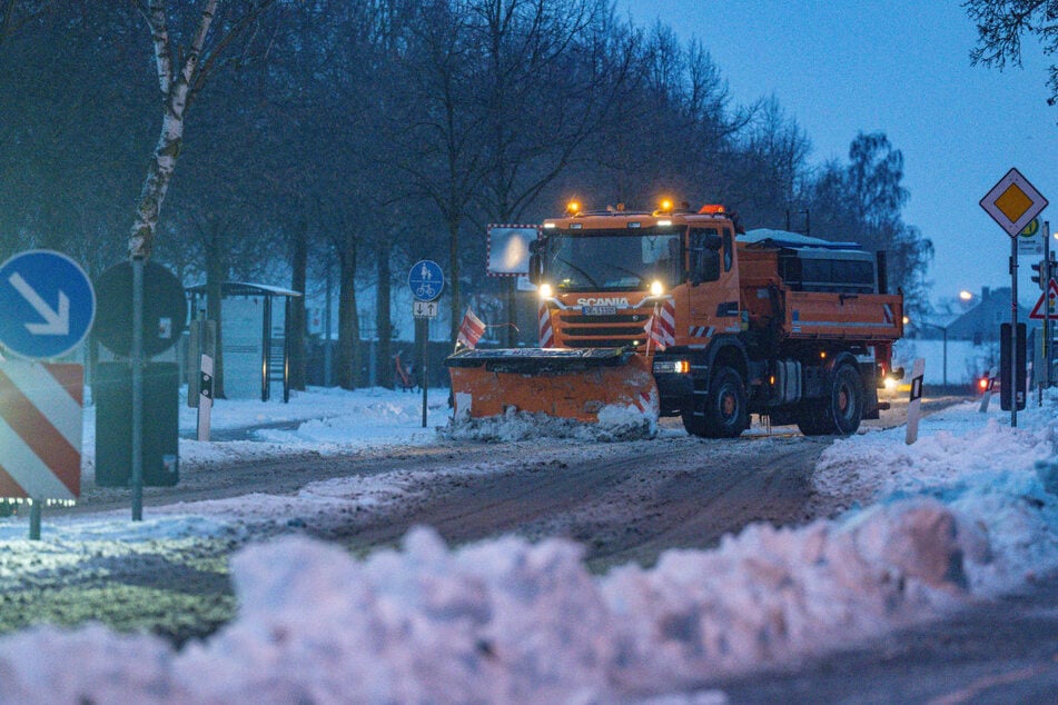 Schnee und glatte Straßen in weiten Teilen des Freistaats sorgen für winterliche Herausforderungen auf den Wegstrecken.