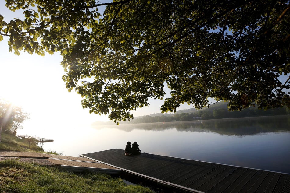 Zwei Frühaufsteher verbringen am Sonntag den Morgen am Ufer des Baldeneysees.