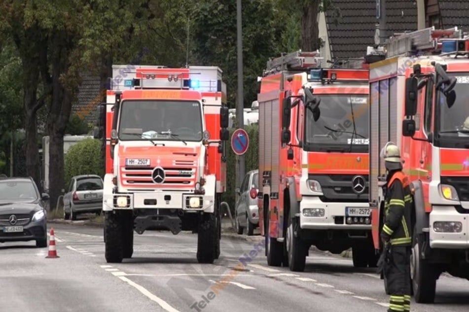 Die Fahrzeuge der Feuerwehr stehen am Einsatzort.