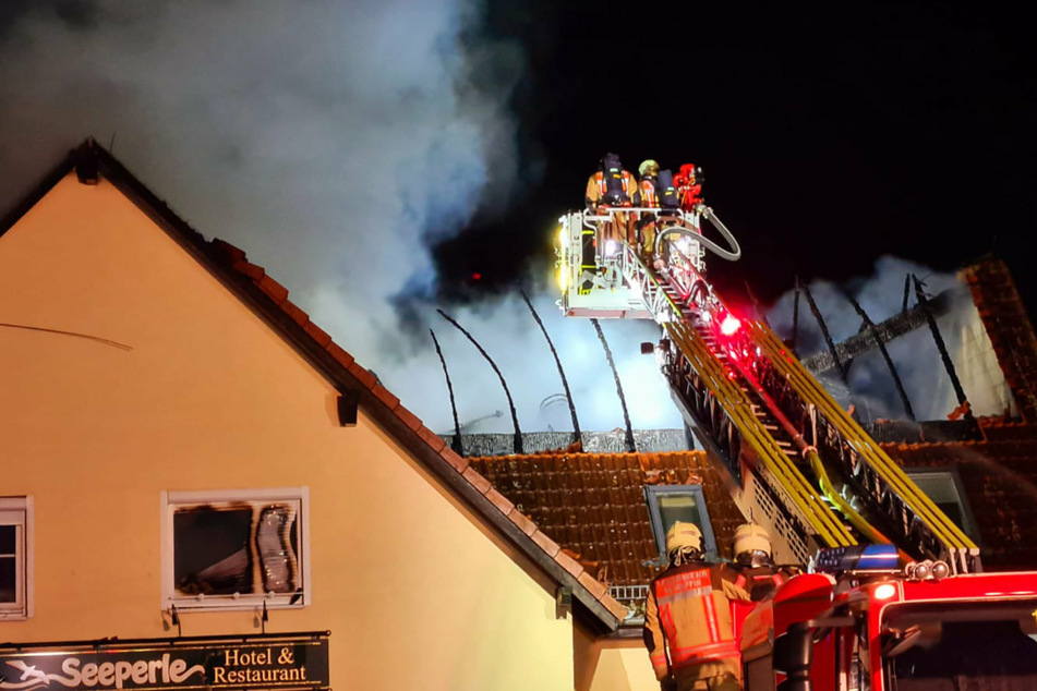 Einsatzkräfte der Feuerwehr löschen einen Brand im Hotel Seeperle in Neuruppin (Ostprignitz-Ruppin).