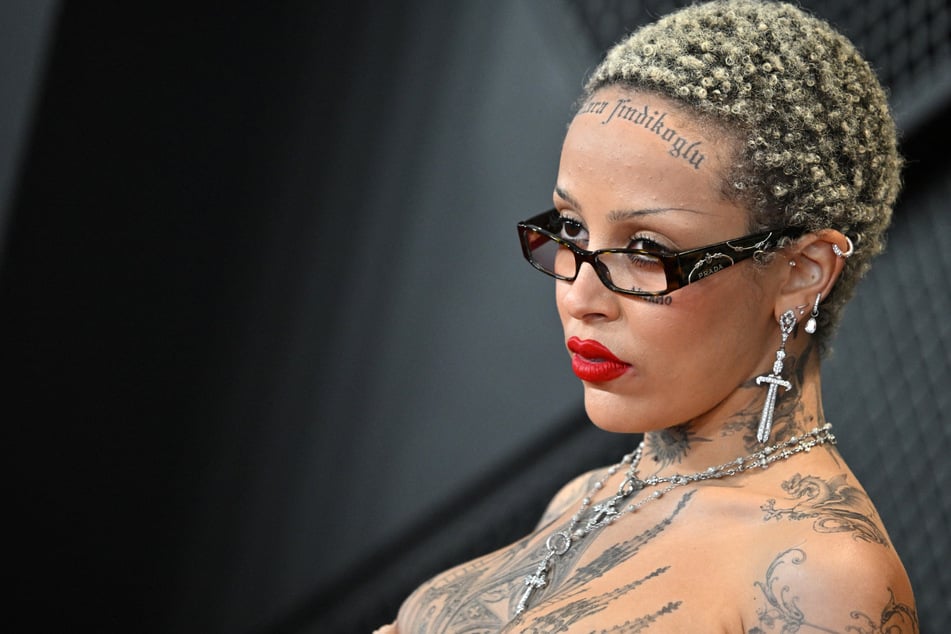 Schamhaare auf dem Kopf? US-Rapperin Doja Cat schießt gegen ihre Fans