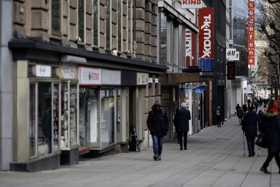 Menschen laufen auf der Stuttgarter Einkaufsmeile Königstraße. Die Stadt muss bei der Lockerung der Corona-Maßnahmen zurückrudern. (Archivbild)