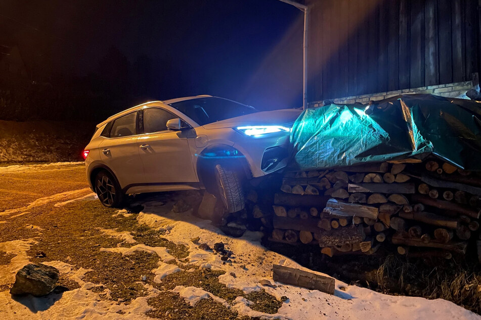 Im Harz war in der Nacht ein Elektroauto in einen Holzstapel gerauscht.