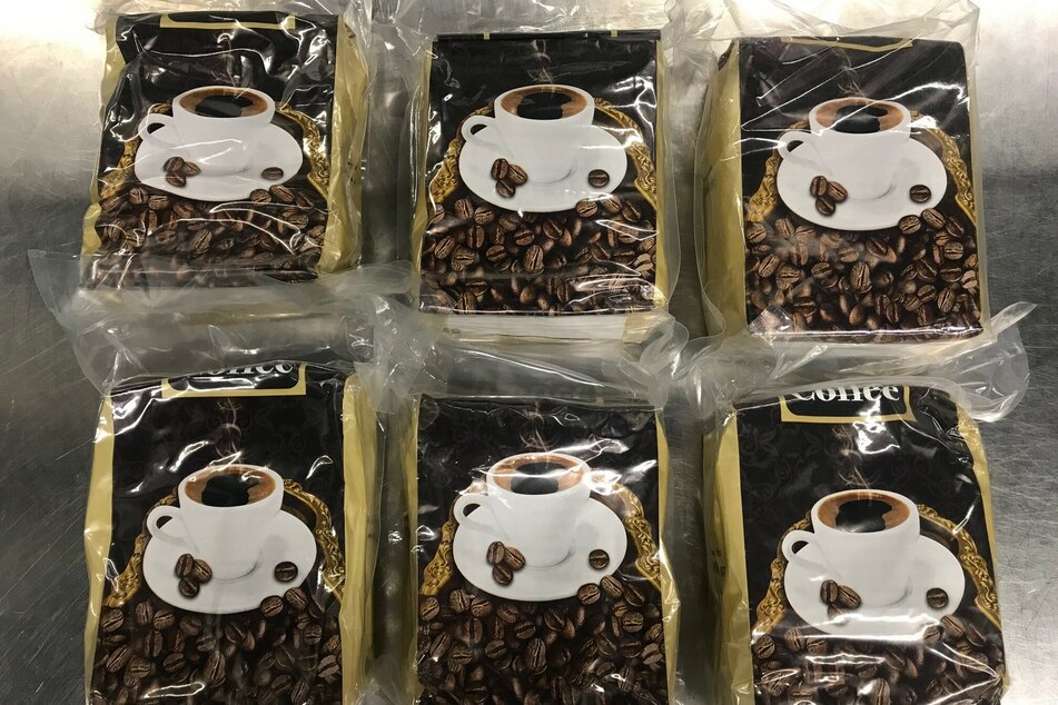 Ein Reisender (44) hat rund elf Kilogramm Wasserpfeifentabak in Kaffeeverpackungen versteckt.