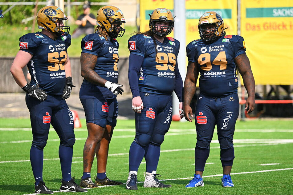 Auf die schweren Jungs in der D-Line war Verlass. Michael Badejo (27, 2.v.l.) und Lamonte McDougle (25, r.) holten sich ihre ersten Quarterback-Sacks.