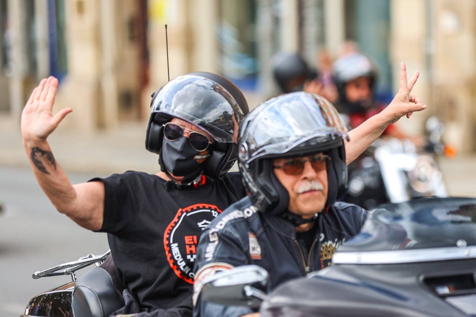 Freundlich grüßen die Harley-Fahrer bei der Parade gern die Zuschauer.
