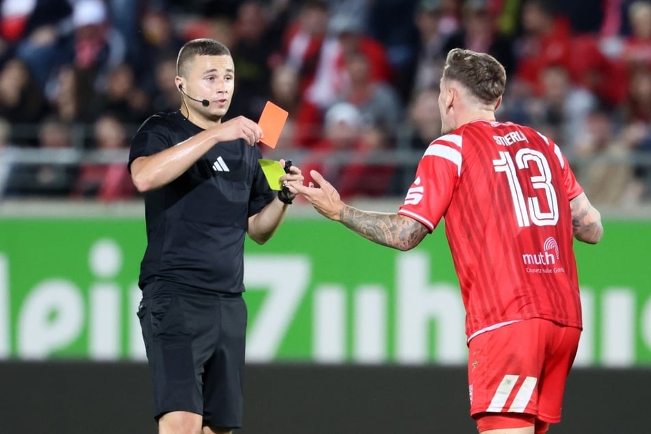 Schiedsrichter Benjamin Strebinger (24) zückte Gelb-Rot gegen den 25 Jahre alten Halle-Spieler.