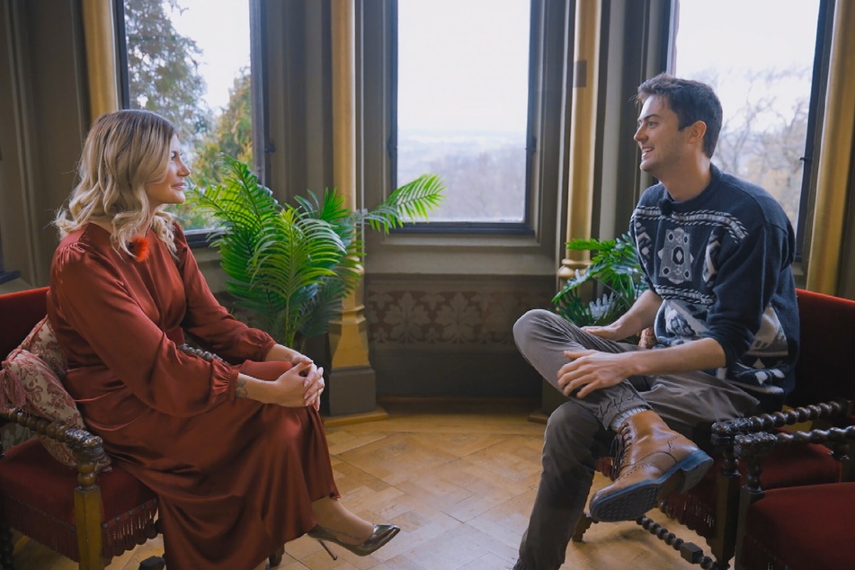 Nach einem Gespräch mit Nikos Bruder Alex (r.) bekam Stephie eine der letzten drei Rosen und durfte sich über das erste Home-Date freuen.