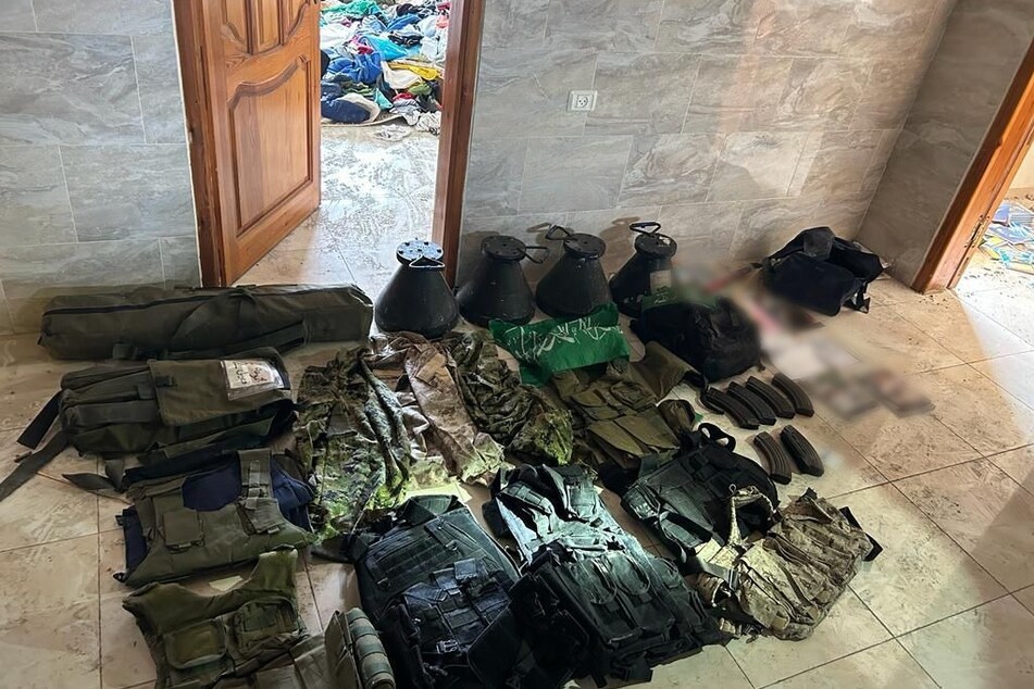 Auf Telegram veröffentlichte die IDF Bilder der Razzia und der gefundenen Waffen.