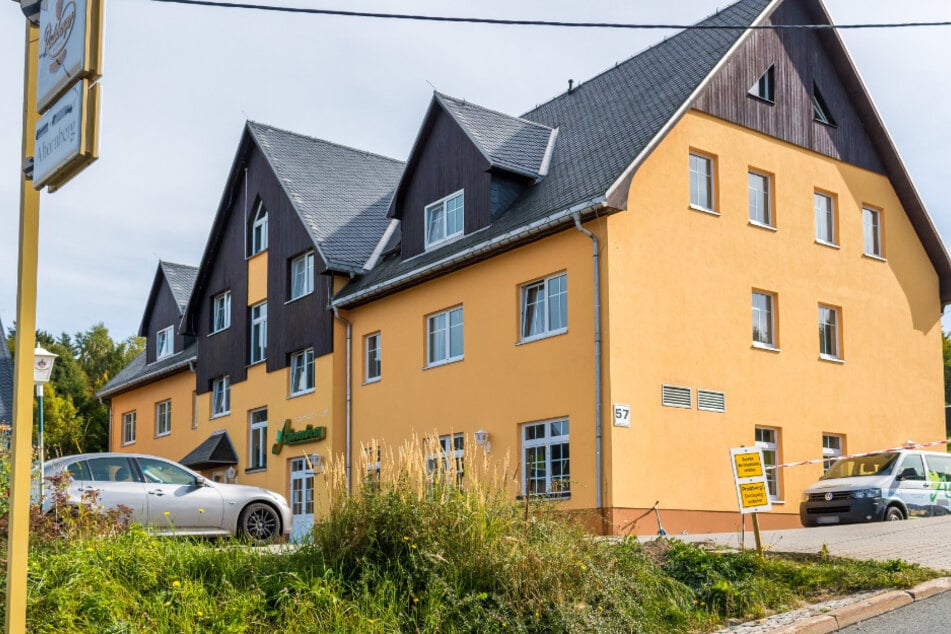 Die Polizei sucht nach mehreren Personen, gegen die unter anderem Haftbefehle vorlagen.