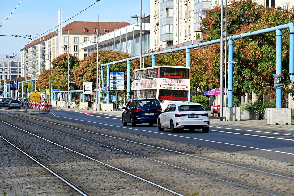 Der überwiegende Teil der blauen Leitungen an der Wilsdruffer Straße kann erst im kommenden Jahr entfernt werden.