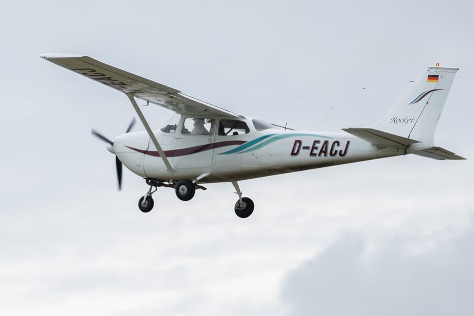 Beim Landeanflug kam es bei dem Kleinflugzeug plötzlich zu Problemen. (Symbolfoto)