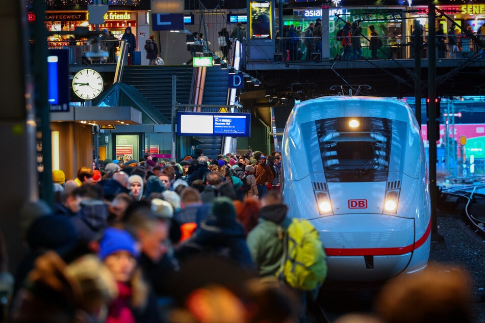 Frau zeigt DB-Mitarbeiter nach rassistischen Äußerungen und Gewalttätigkeit an