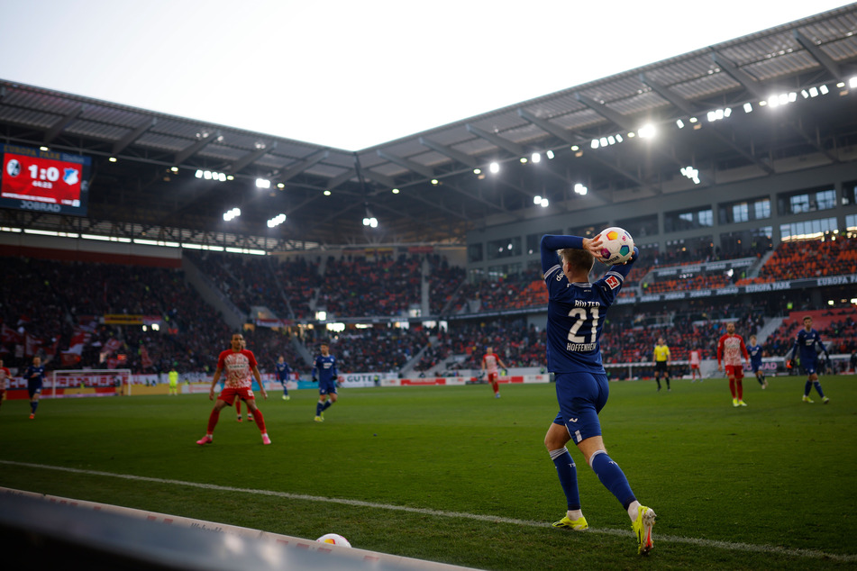 Seitenperspektive: Aus der Zuschauerrolle verfolgt Attila Szalai, wie Hoffenheim Freiburg mit 2:3 am Ende unterliegt.