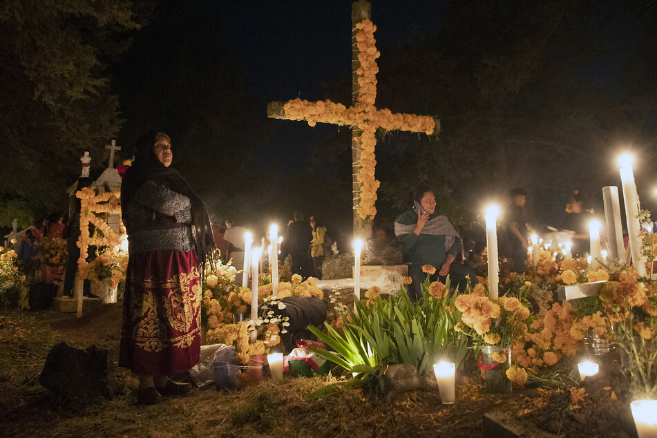 Menschen nehmen an einer "Nacht der Toten"-Feier während des "Tages der Toten" in der indigenen Gemeinde Purepecha im mexikanischen Bundesstaat Michoacan teil.