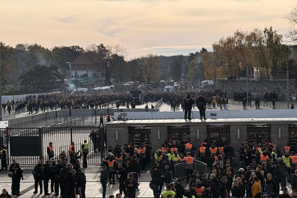 Die Dynamo-Fans vor dem Südtor.