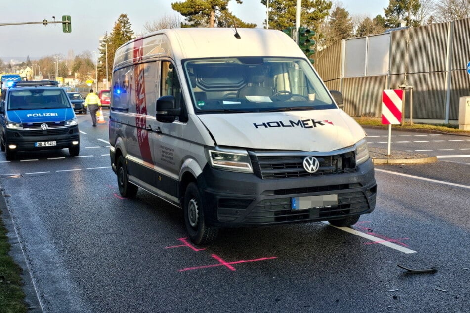 Die Motorhaube wurde durch den Aufprall eingedrückt.