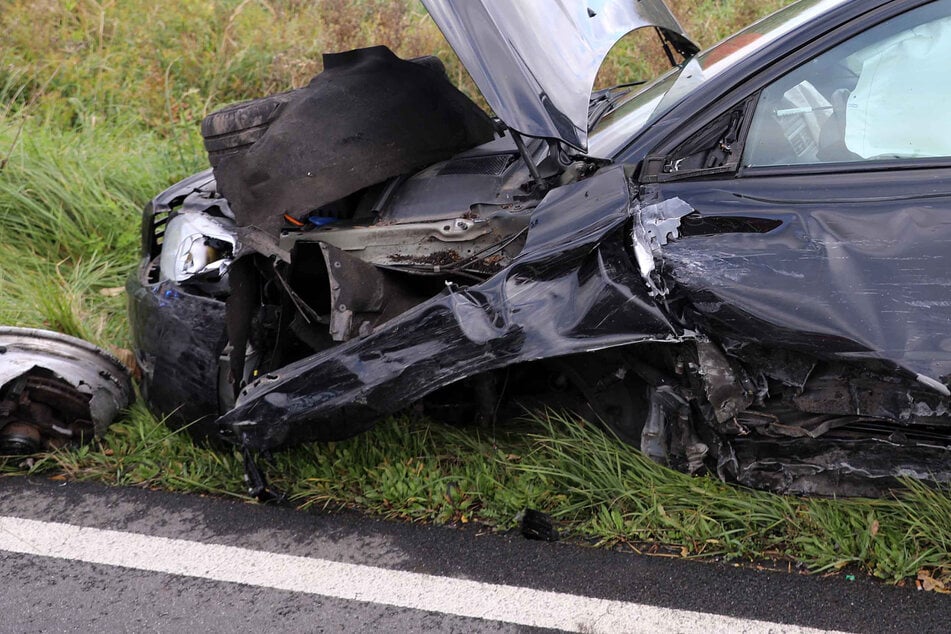 Mercedes und Volvo krachen bei Frontalcrash gegeneinander: Mehrere Verletzte